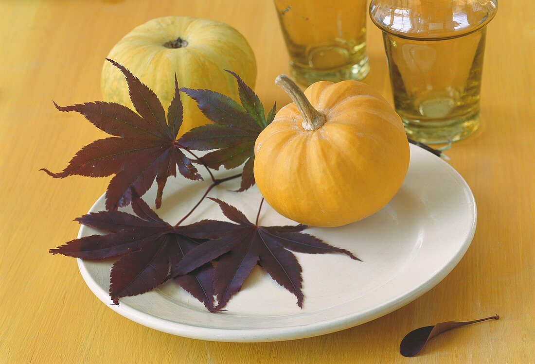 Autumn table decoration: leaves and pumpkins