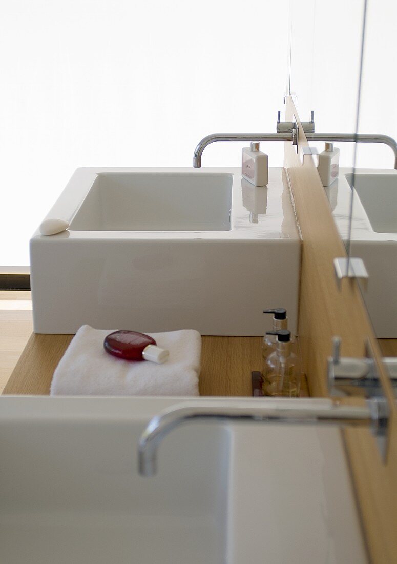 Waschbecken im Badezimmer eines Architektenhauses