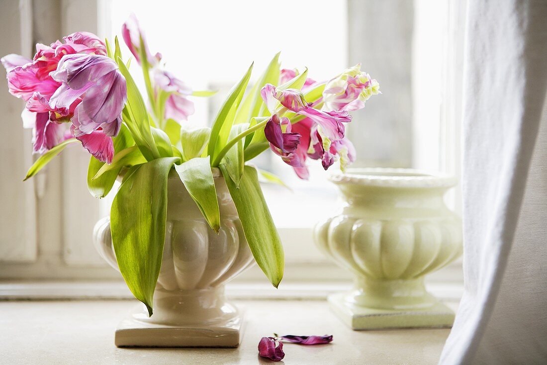 Verwelkte Tulpen in Keramikvase