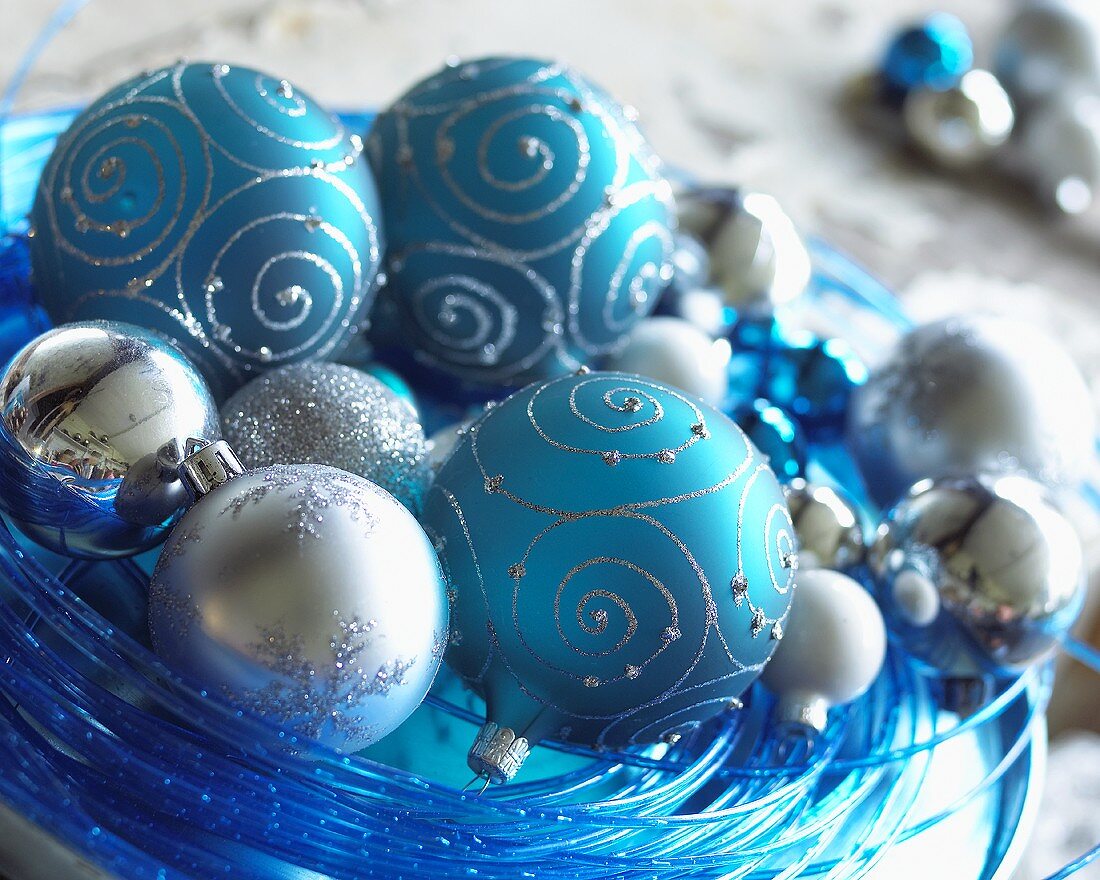 Coole blau-weiße deko-weihnachtskugeln mit glitzer- und silberelementen