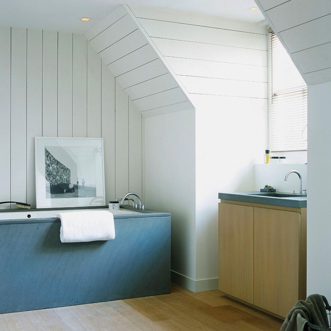 Badezimmer mit moderner Badewanne und passender Waschtisch im ausgebauten Dachgeschoss