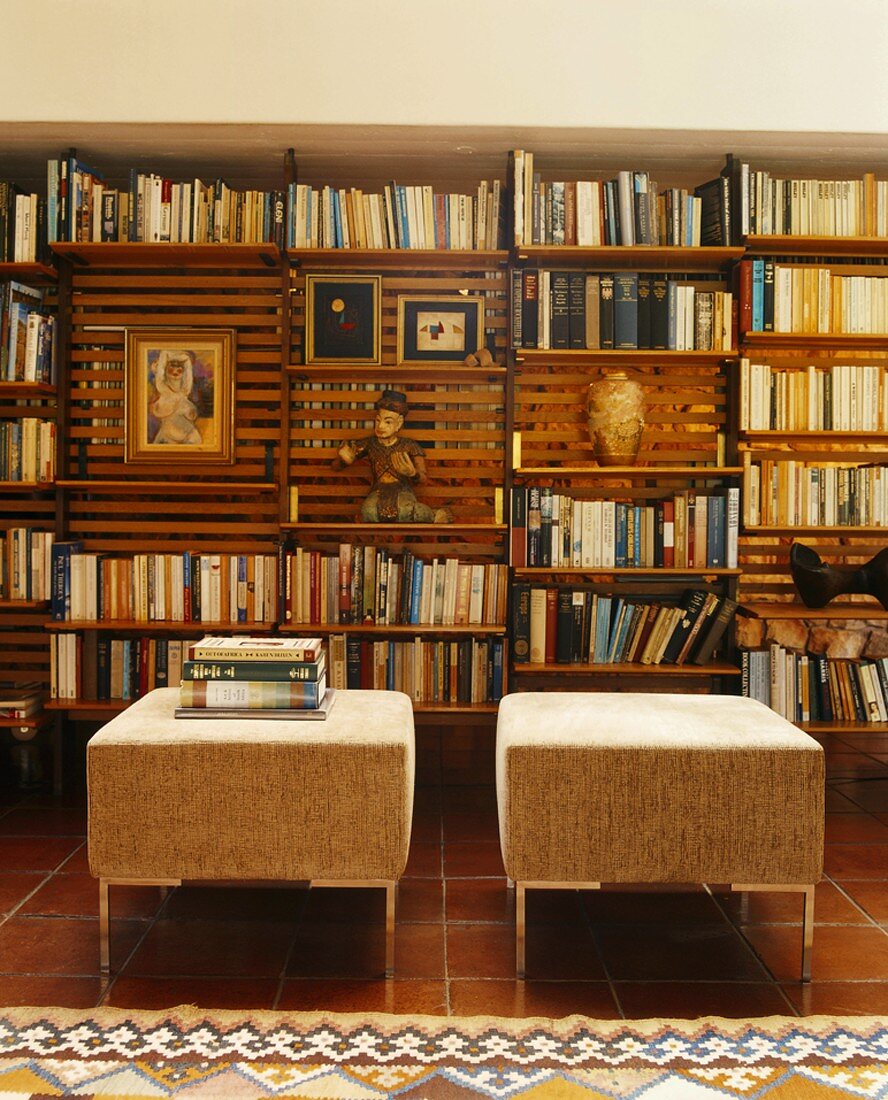 Ein Bücherregal und Sitzhocker