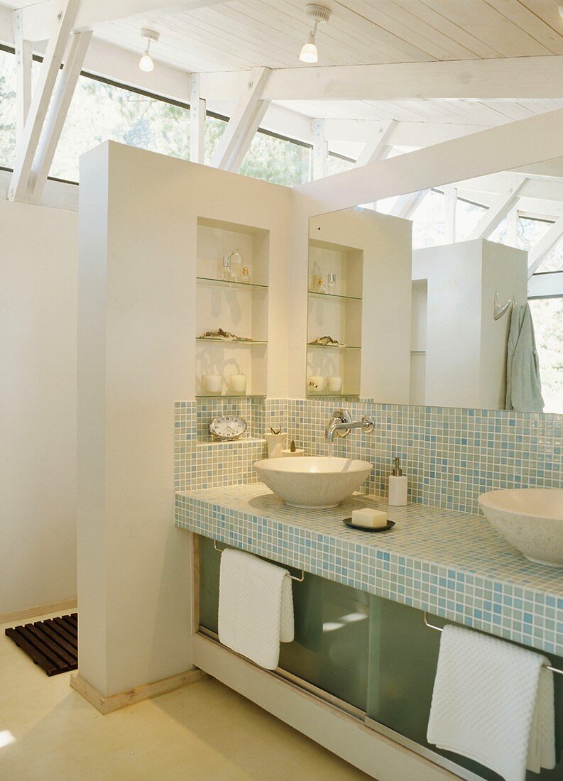 Modernes Badezimmer mit offener Dachkonstruktion im Landhausstil und gemauertem Waschtisch mit pastellblauen Mosaikfliesen