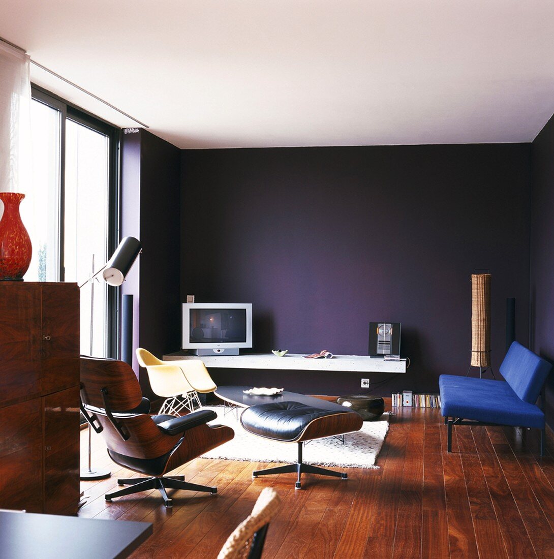 50er Jahre Design-Klassiker in Wohnraum mit dunkelvioletter Wand