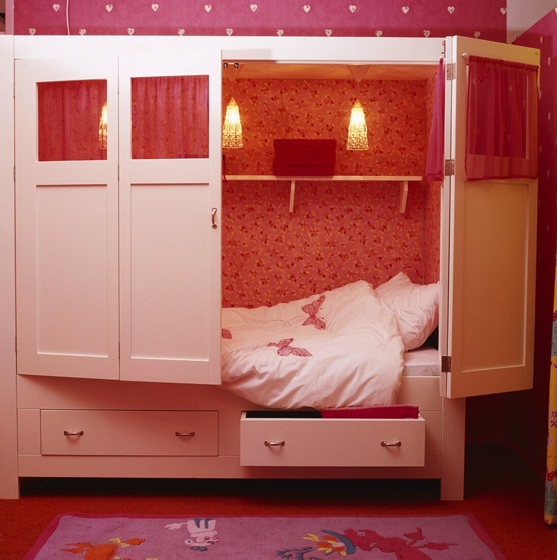 Alkovenartiges Schrankbett mit Schmetterlingsmotiven im Kinderzimmer