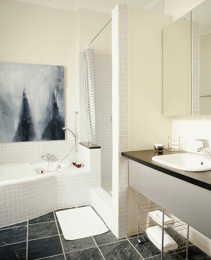 Modernes Badezimmer in Weiss/Grautönen … – Bild kaufen – 293362