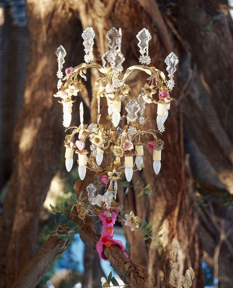 Eine Lampe mit Kristallgläser und Blumenschmuck