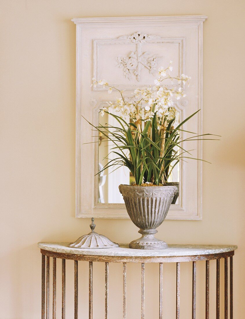 Ein Wandtisch mit Blumengesteck