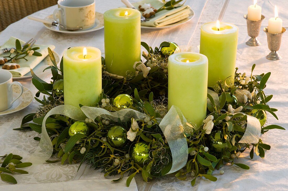 Adventskranz aus Mistel und Fichte mit grünen Kerzen