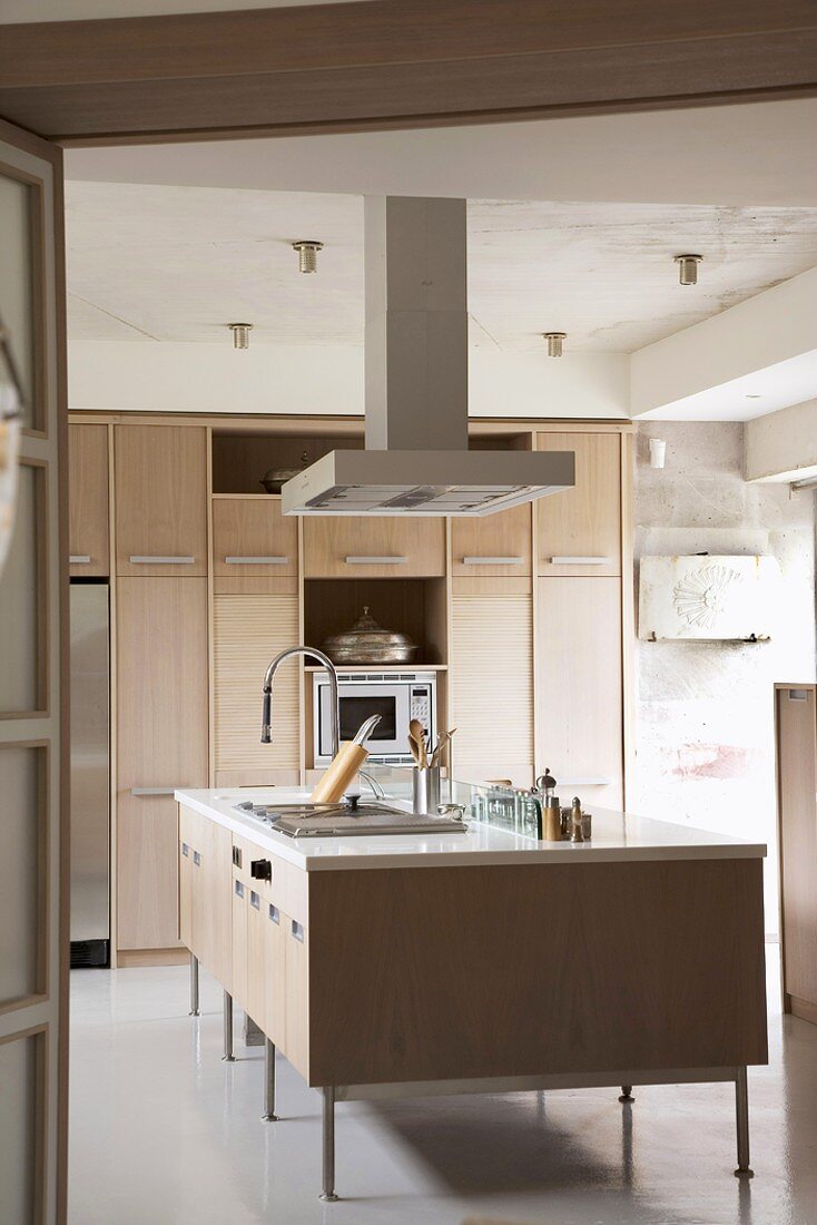 Küchenblock mit Dunstabzug in moderner Küche