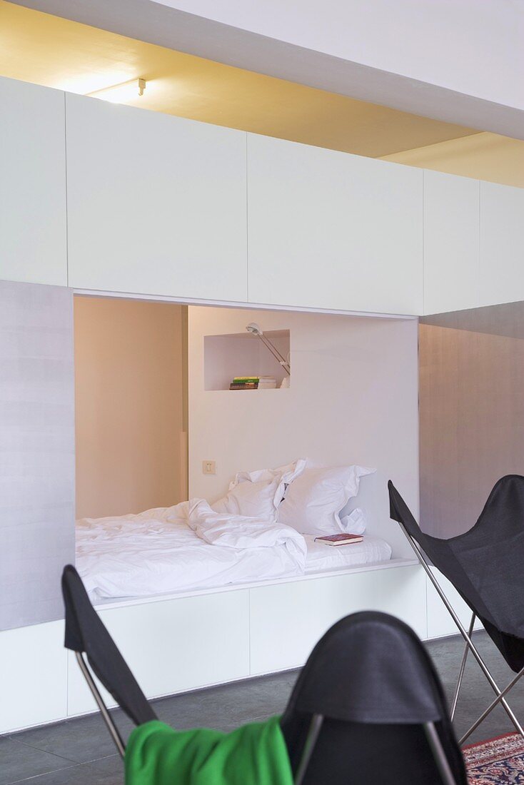 Alkoven-Doppelbett mit kleiner Wandnische als Ablage