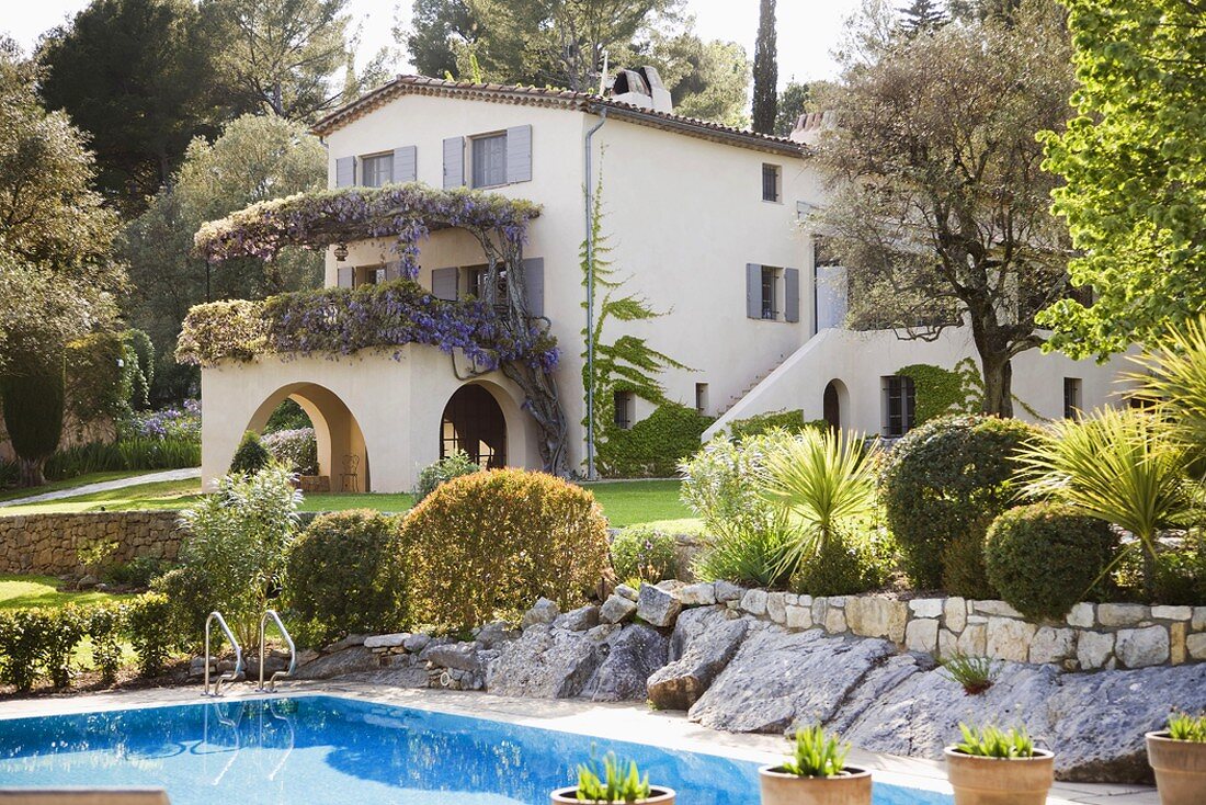 Zweistöckiges Haus mit Swimming Pool und gepflegter Gartenanlage
