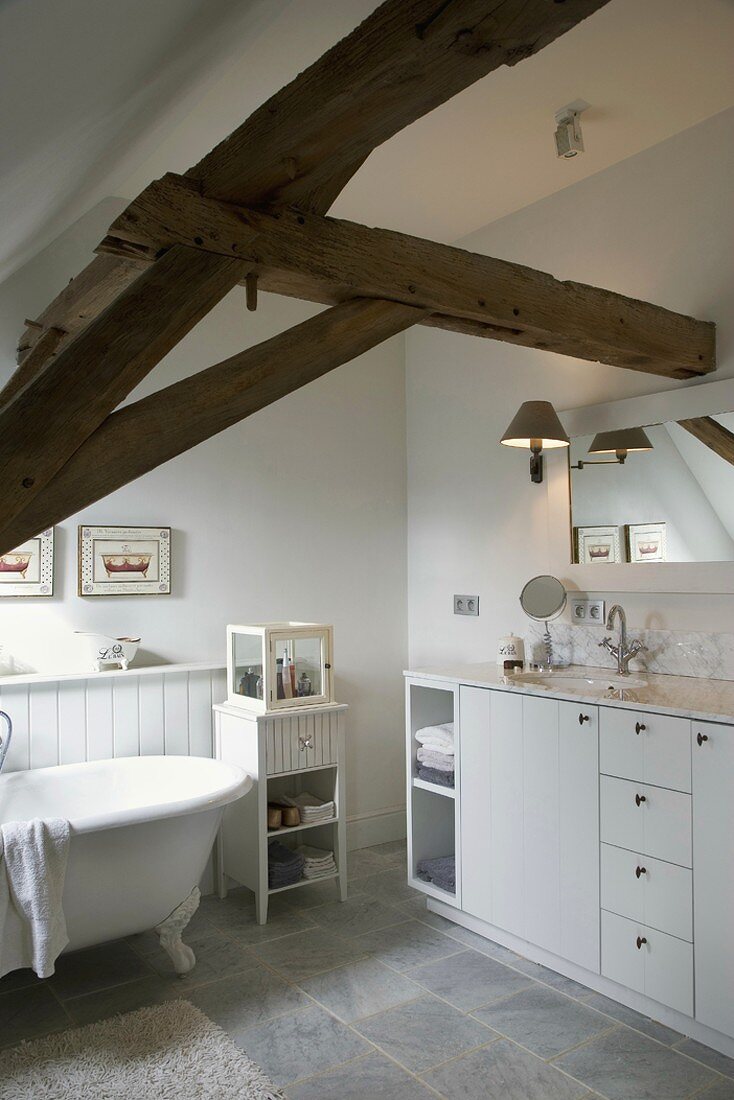 Weisses Badezimmer mit rustikalen Dachbalken
