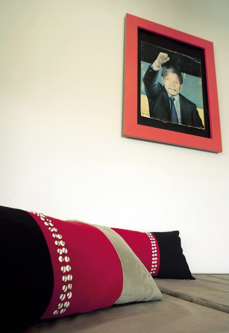 Portrait von Nelson Mandela, hängt an der Wand über einem Sofa