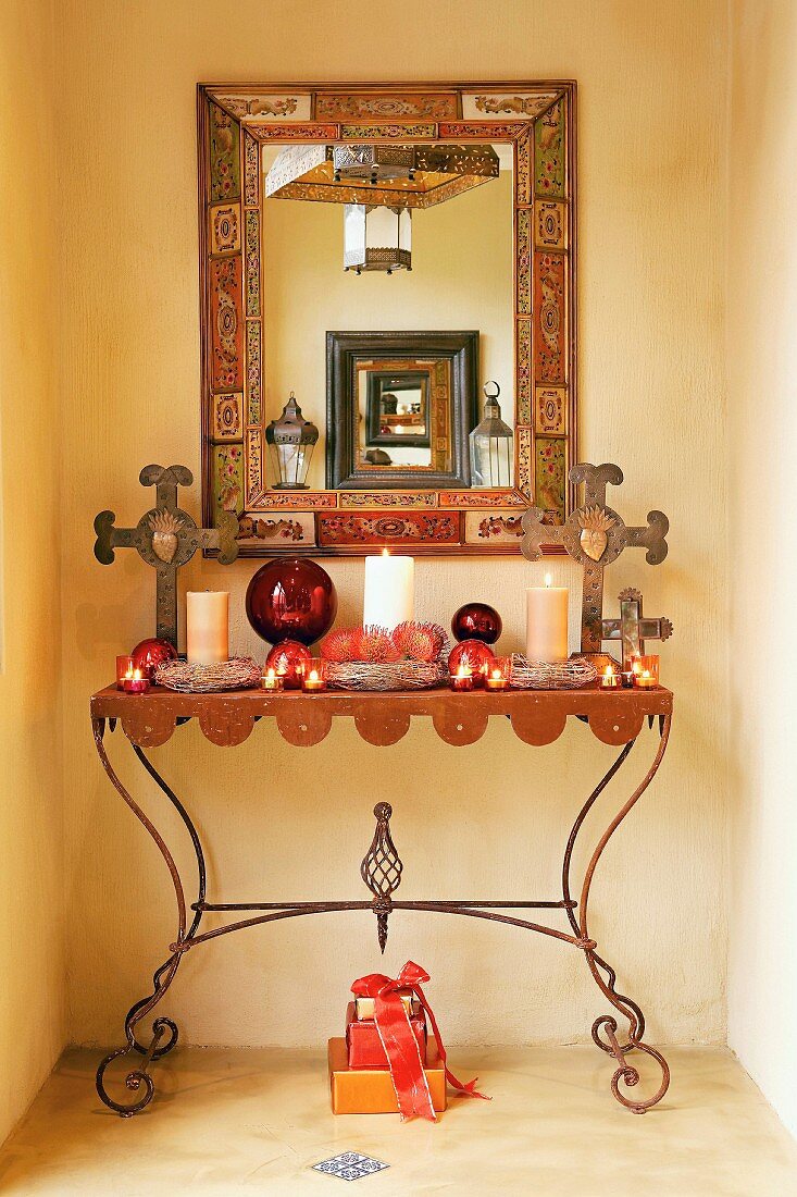 Wandtisch mit Weihnachtsdeko und Spiegel