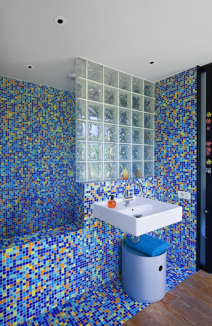 Bathroom with mosaic wall (Villa Nalu, Southern France)