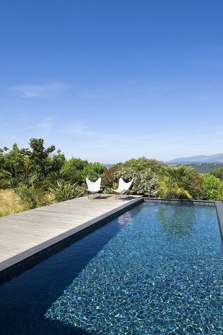 Swimmingpool mit Ausblick auf Landschaft (Villa Nalu, Südfrankreich)