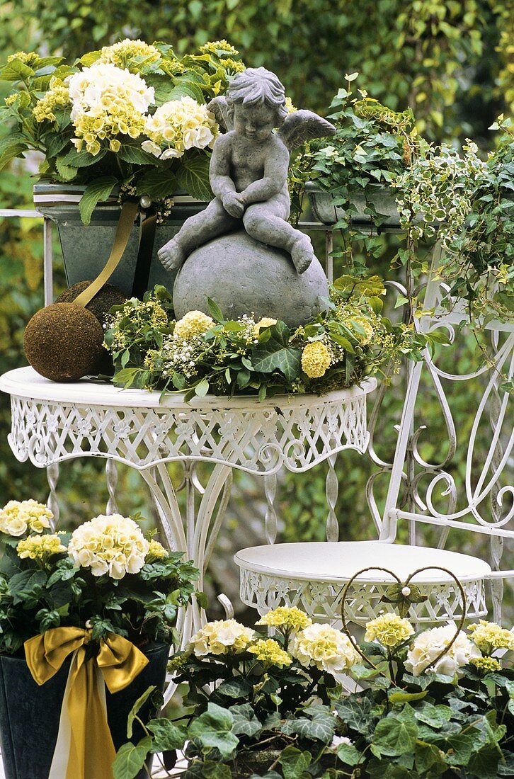 weiße Hortensien und ein Engel auf der Terrasse