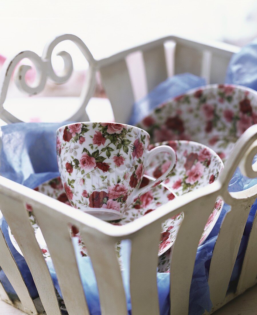 Rose-patterned tableware