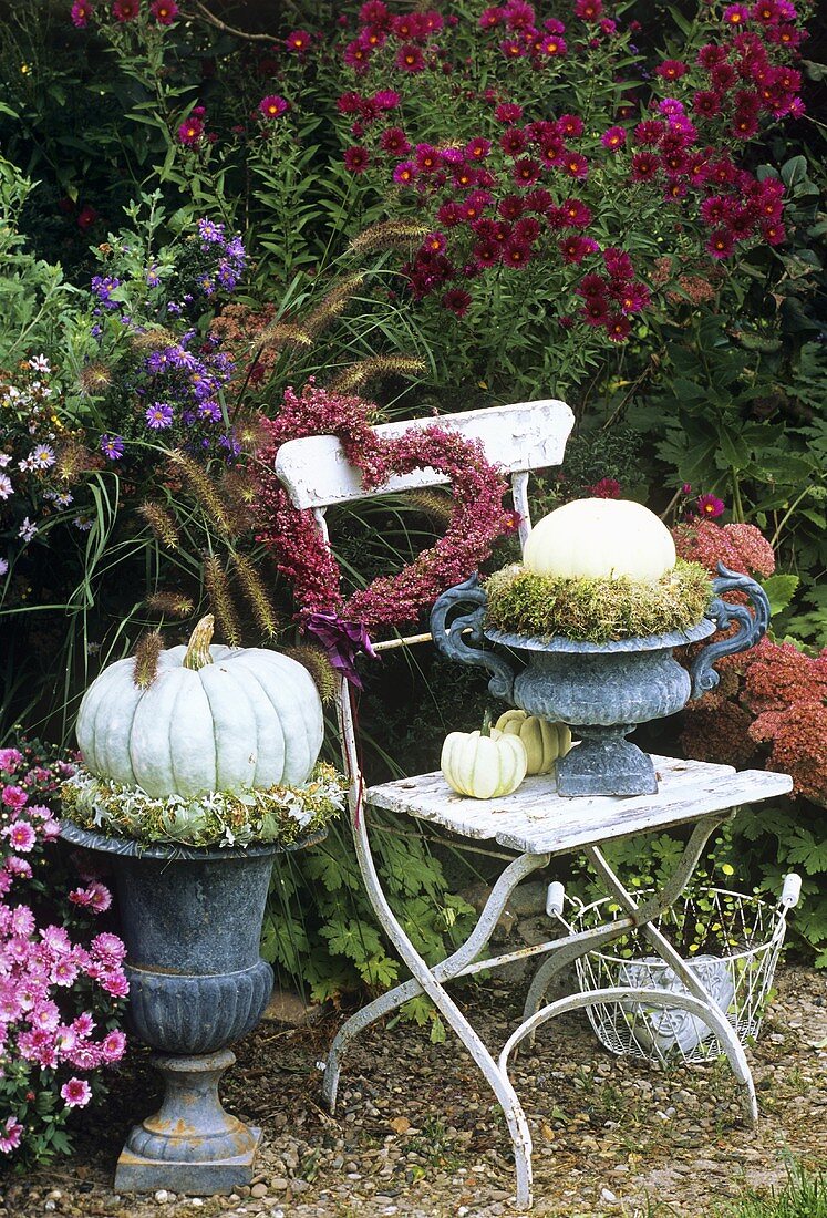 Herbstliches Arrangement auf und neben einem Gartenstuhl