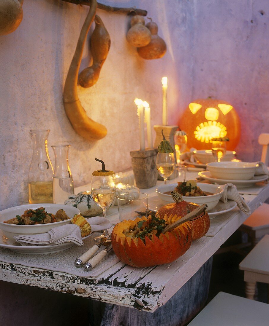 Kürbiseintopf auf gedecktem Tisch zu Halloween