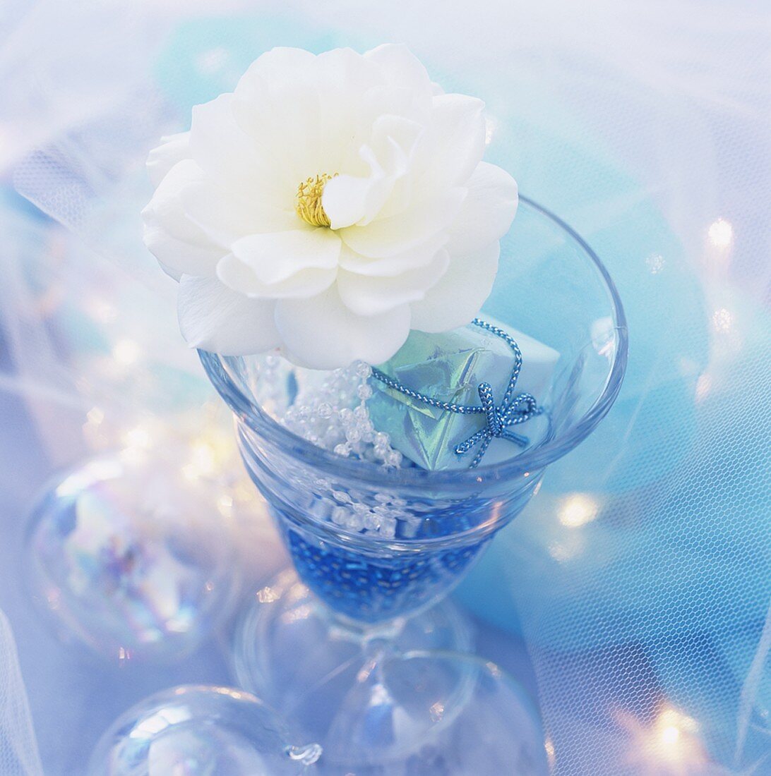 Festliche Deko: Glas mit Mini-Geschenk, Perlen und Blüte