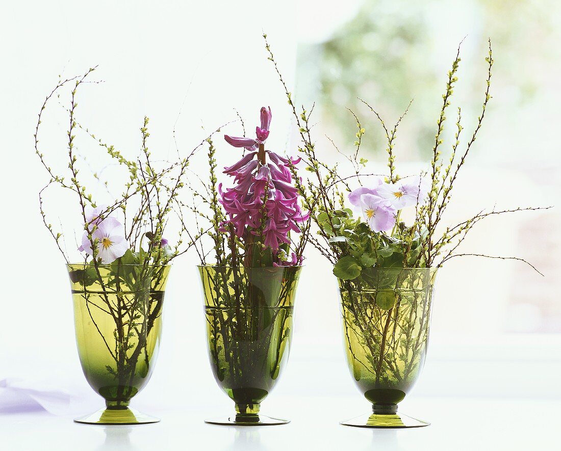 Drei Vasen mit Hyazinthen und Hornveilchen-Sträusschen