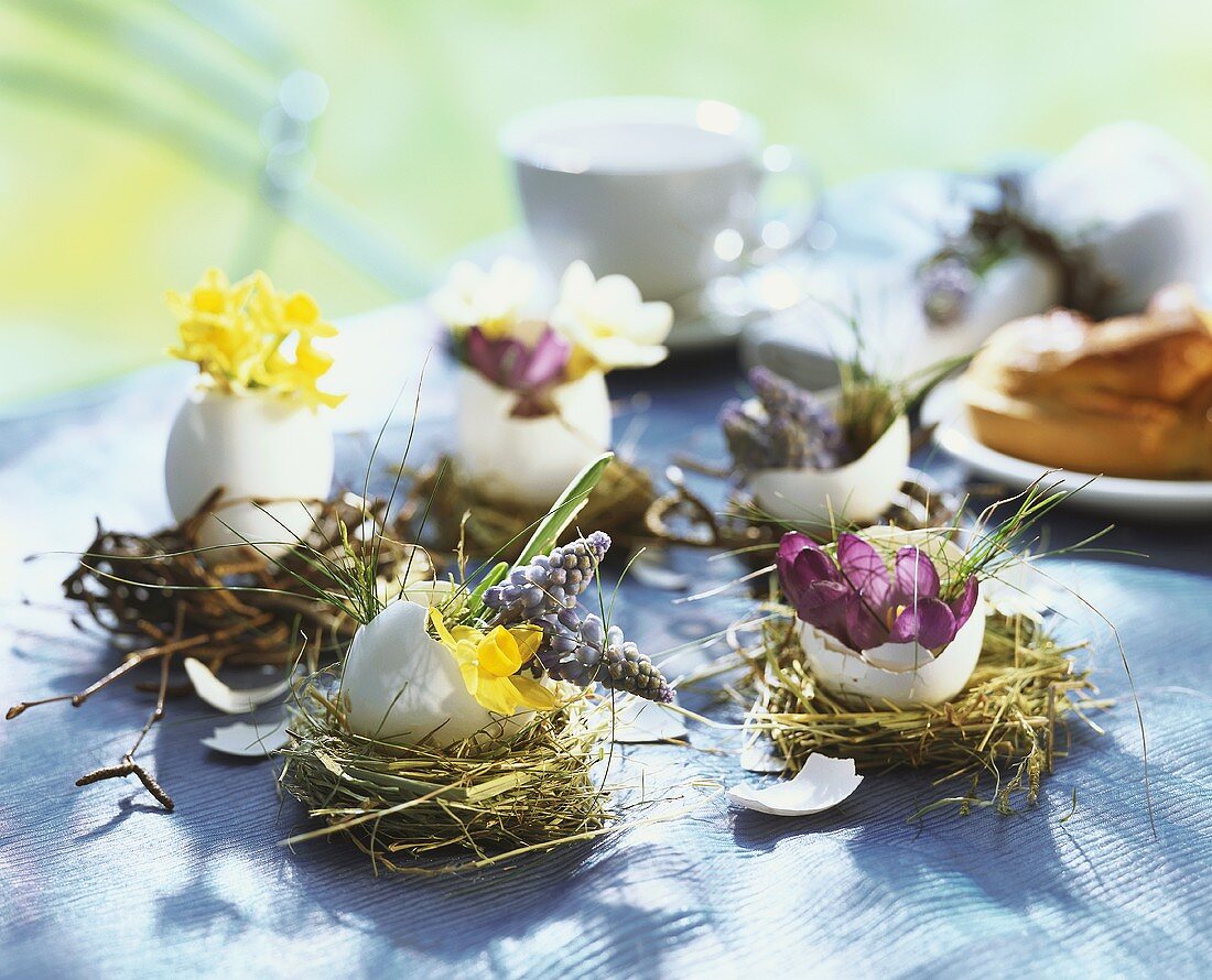 Osternester mit Eierschalenväschen und Blüten