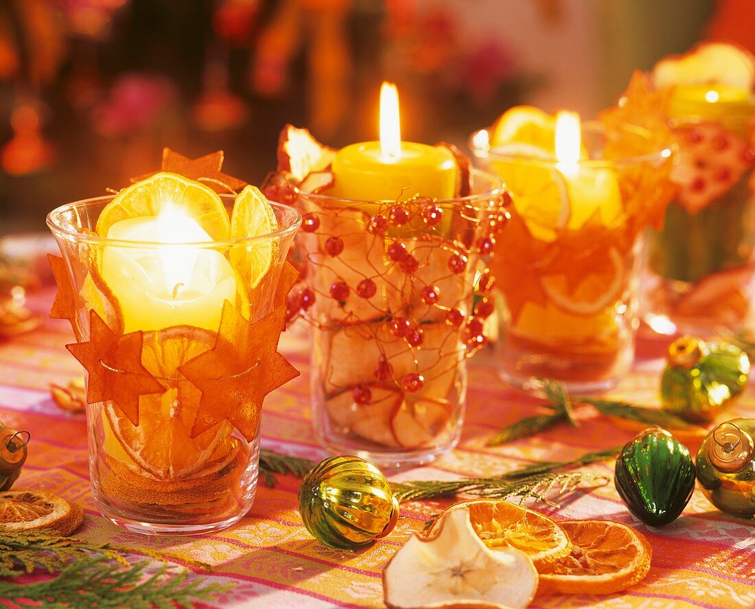 Tischdeko mit adventlich dekorierten Windlichtern