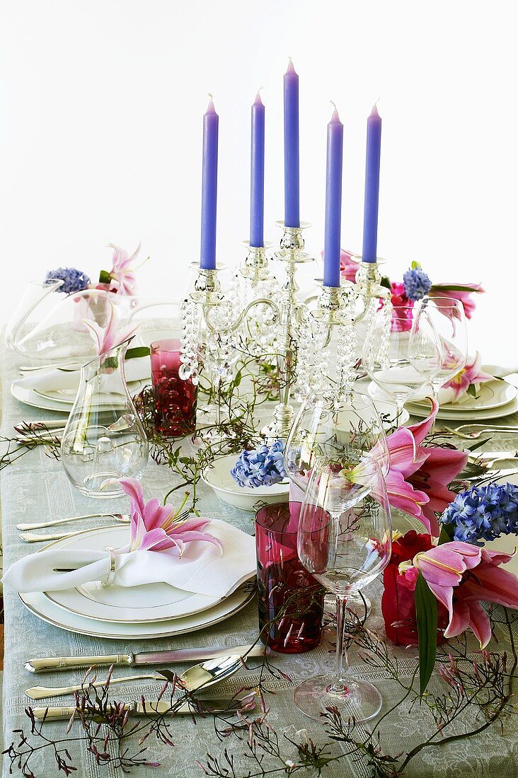 Festlich gedeckter Tisch mit Blumendeko und Kerzenleuchter