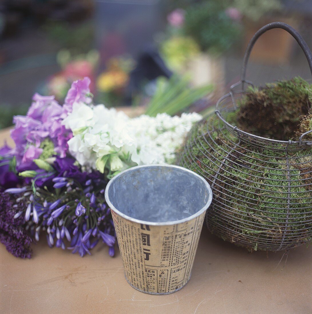 Korb mit Moos, Übertopf aus Blech & Blumen für Deko