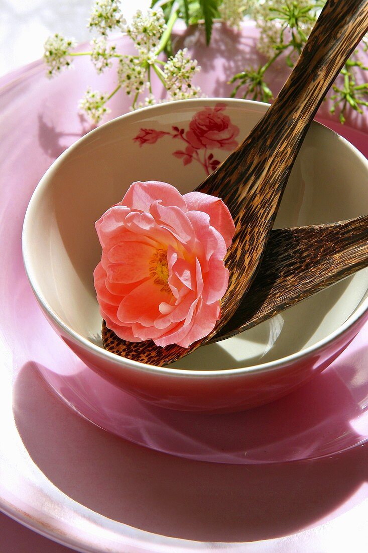 Rosenblüte mit Kokos-Löffel in einer Schüssel