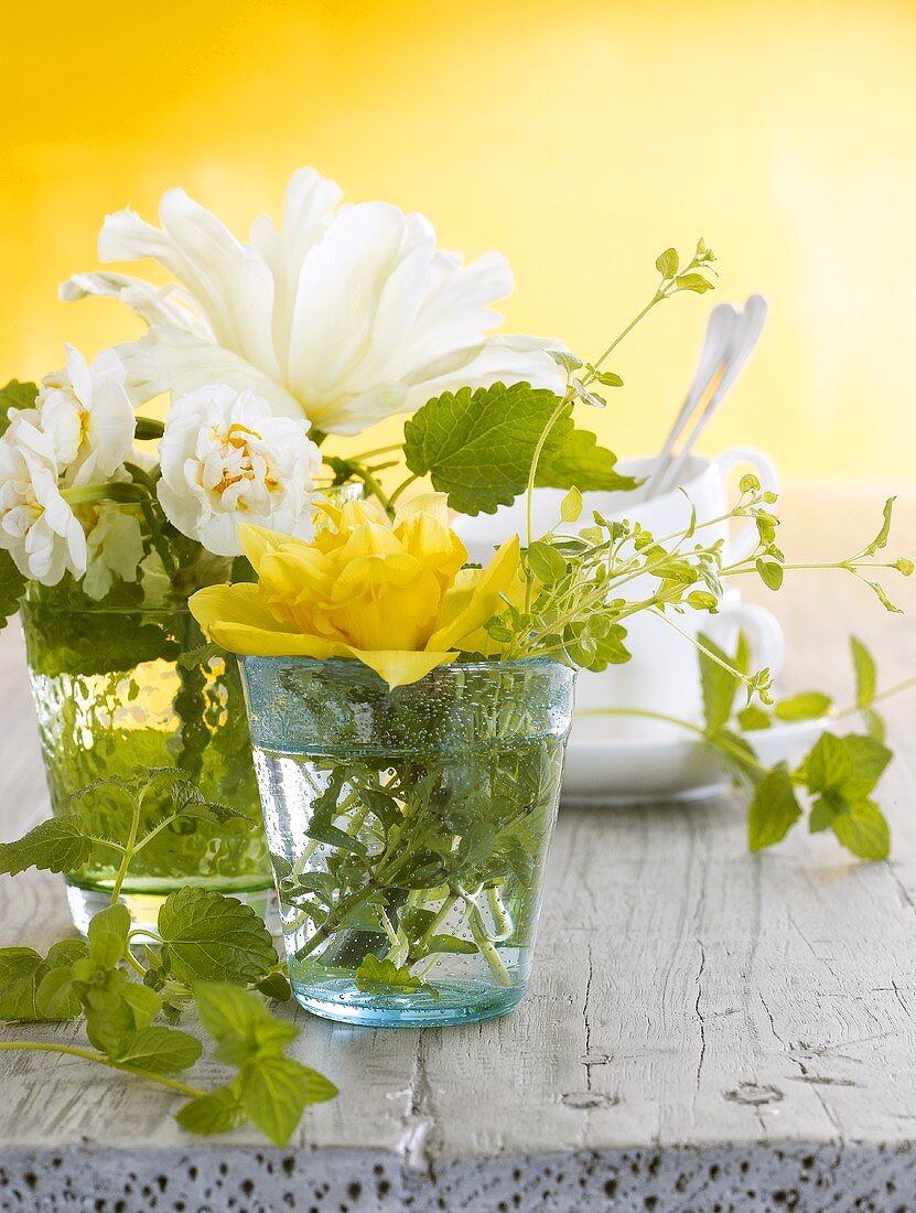 Frühlingsblumen in Gläsern als Tischdeko