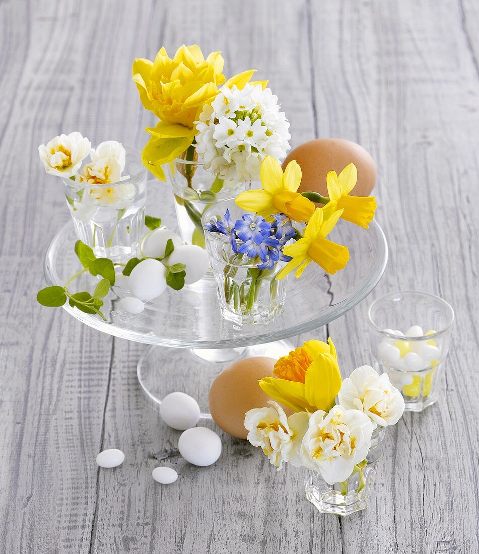 Verschiedene Frühlingsblumen und Eier als Tischdeko