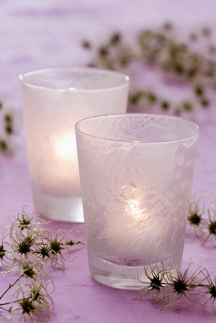 Frostige Gläser mit Clematisfruchtständen