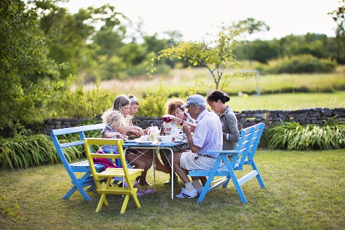 Familie beim Essen im Garten – Bild kaufen – 996316 living4media