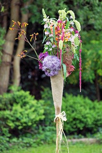 Selbstgefertigte Blumenfackel mit Gartenblumen