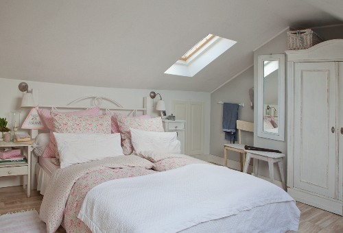 Dachgeschossschlafzimmer Bilder – Interior Design-Fotos kaufen living4media