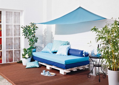 DIY-Couch aus Paletten und Matratzen und mit Sonnensegel für die Terrasse