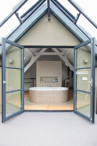 Blick durchs Fenster in ein Badezimmer … – Bild kaufen – 11512858