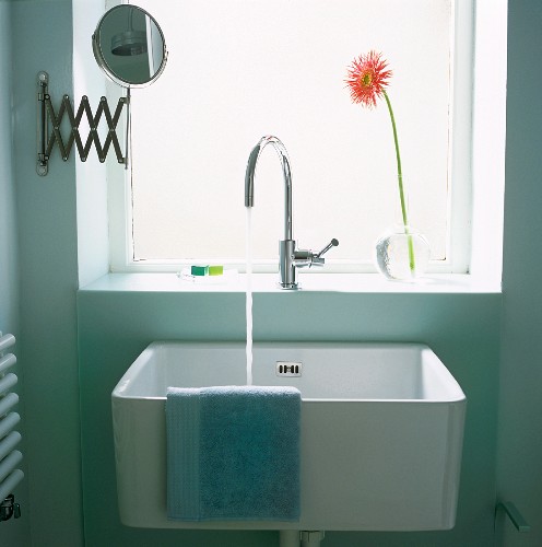 Waschbecken mit fliessendem Wasser unter … – Bild kaufen – 11003528