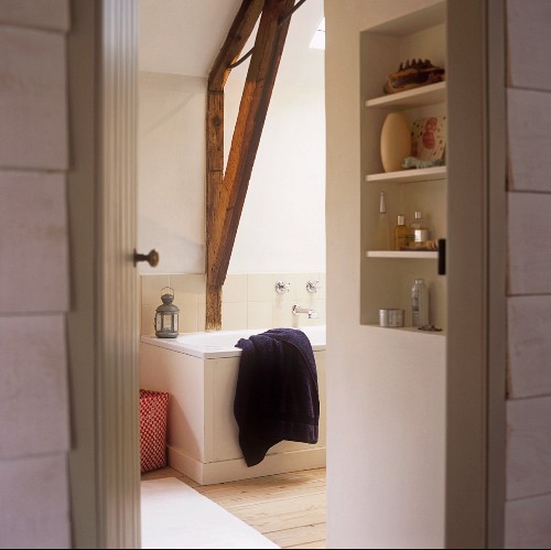 Blick In Ein Badezimmer Mit Holzstutze Bild Kaufen 11003552 Living4media