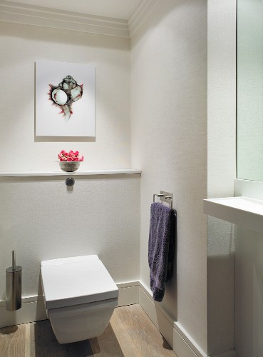 Weisses Hänge-WC in modernem Bad – Bild kaufen – 11026960 living4media