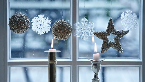 Weihnachtsdeko Und Kerzen Am Fenster Bild Kaufen 11041756 Living4media