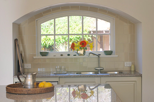 Küchenzeile unter dem Fenster in einer … – Bild kaufen – 11046946