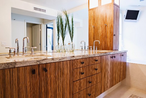 Badezimmerunterschrank aus Bambus mit … – Bild kaufen – 11093874