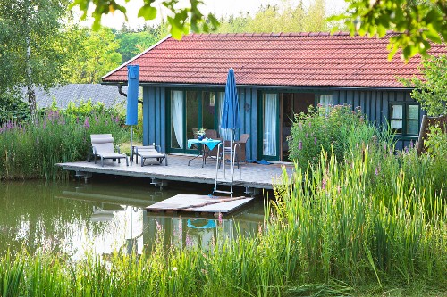 Haus Am See Mit Terrasse Uber Dem Wasser Bild Kaufen 12238380 Living4media