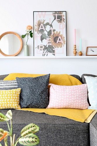 Bilderleiste Mit Accessoires Uber Sofa Bild Kaufen Living4media