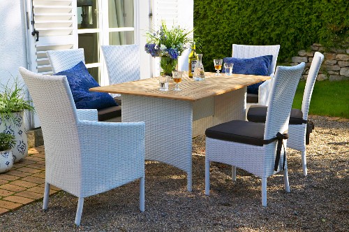 weiße Korbmöbel und Tisch auf … – Bild kaufen – 12336320 living4media