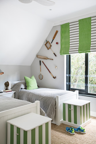 Schlafzimmer mit zwei Einzelbetten und … – Bild kaufen – 12408836